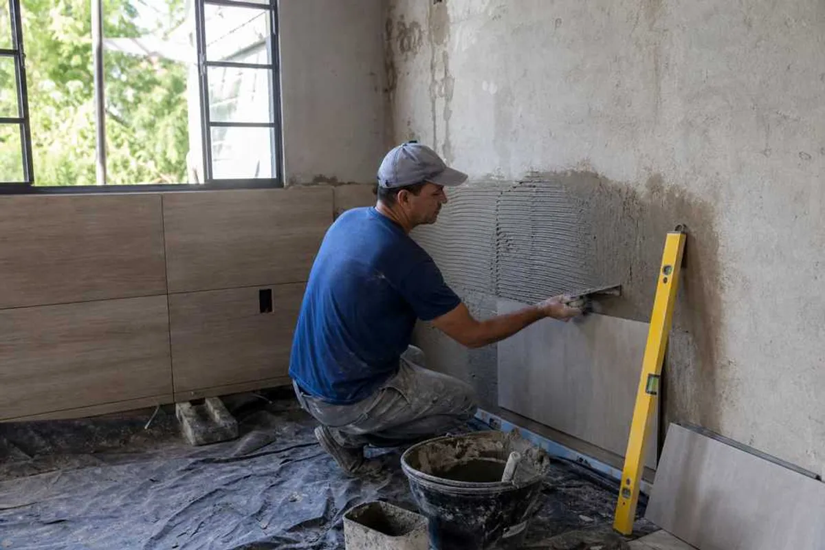 Pedreiro executando pequena reforma residencial em Rio Pardinho